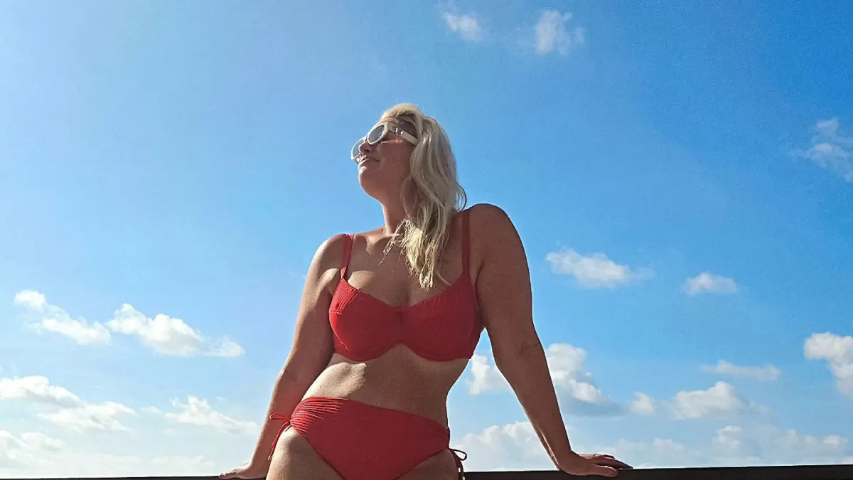 Angelina Kirsch im Bikini als heiße Lady in Red