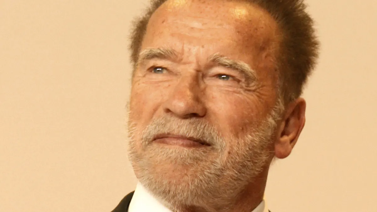 Arnold Schwarzenegger auf dem roten Teppich.