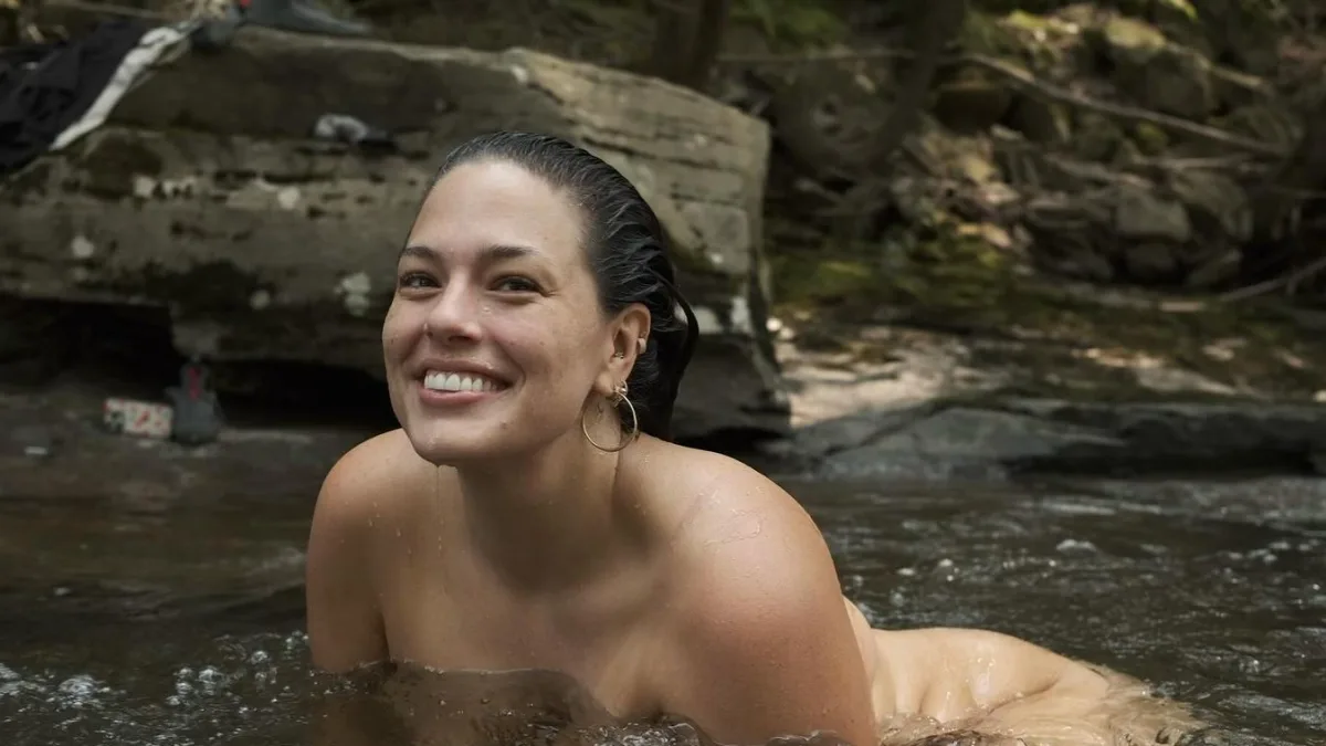 Ashley Grahm badet in einem Bach