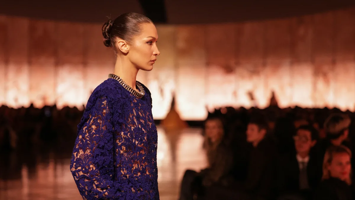 bella hadid freizügig heiß sexy hot laufsteg