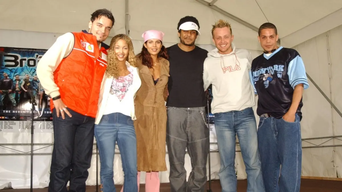 Bro'Sis-Mitglieder Faiz Mangat, Hila Bronstein, Indira Weis, Giovanni Zarella, Ross Antony und Shaham Joyce