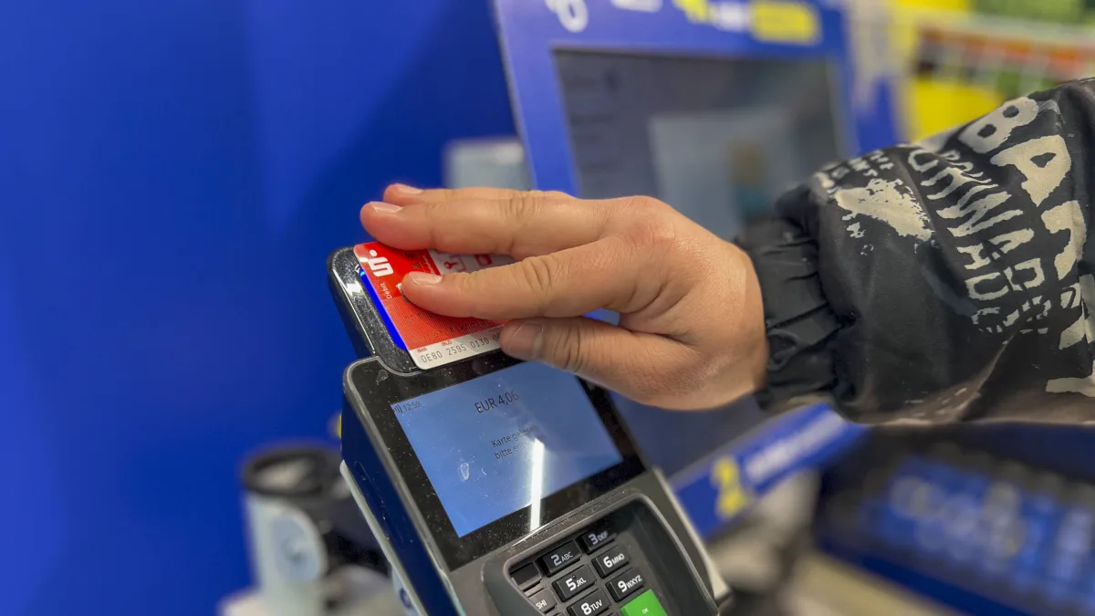 RFID-Blocker schirmen Bankkarten und Ausweise ab und reduzieren das Risiko unbemerkter Datendiebstähle.