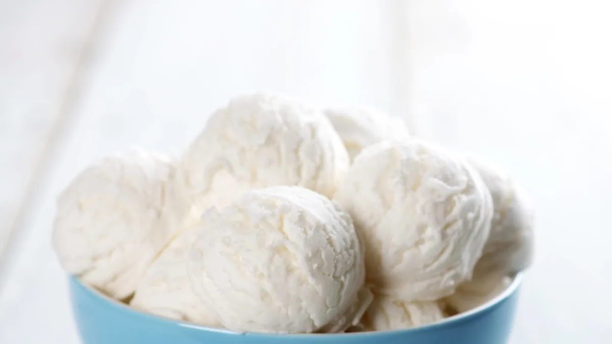 Cremige Sahne-Eiskugeln