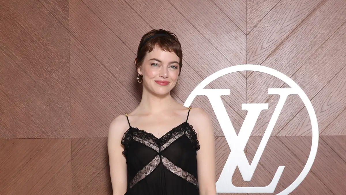 Emma Stone in einem freizügigen Look in Paris