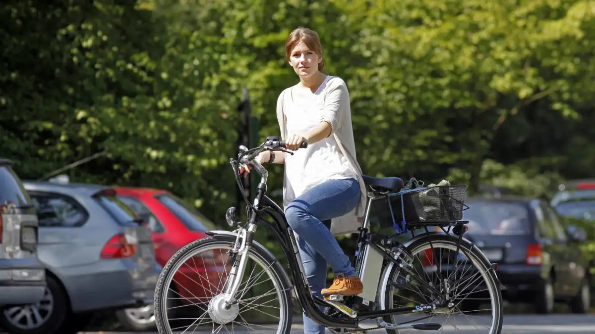 Eine Frau auf einem E-Bike
