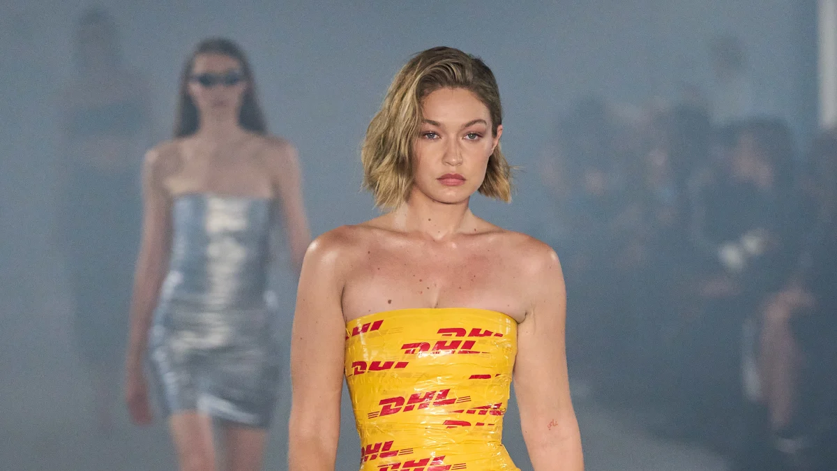 Gigi Hadid in DHL-Klebeband