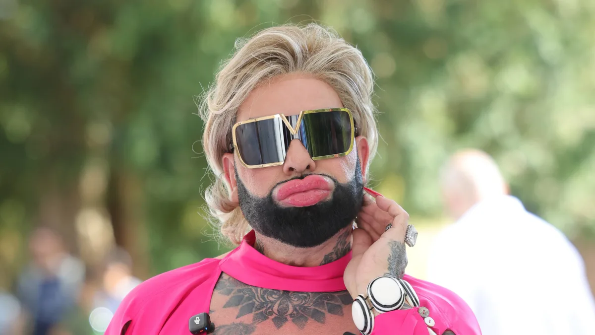 Harald Glööckler ist Teil von Promis unter Palmen.