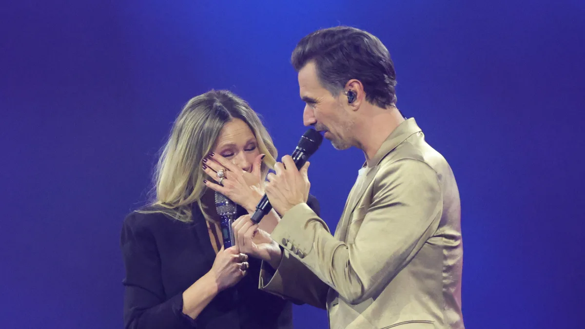 Helene Fischer und Florian Silbereisen teilen emotionalen Moment auf der Bühne.