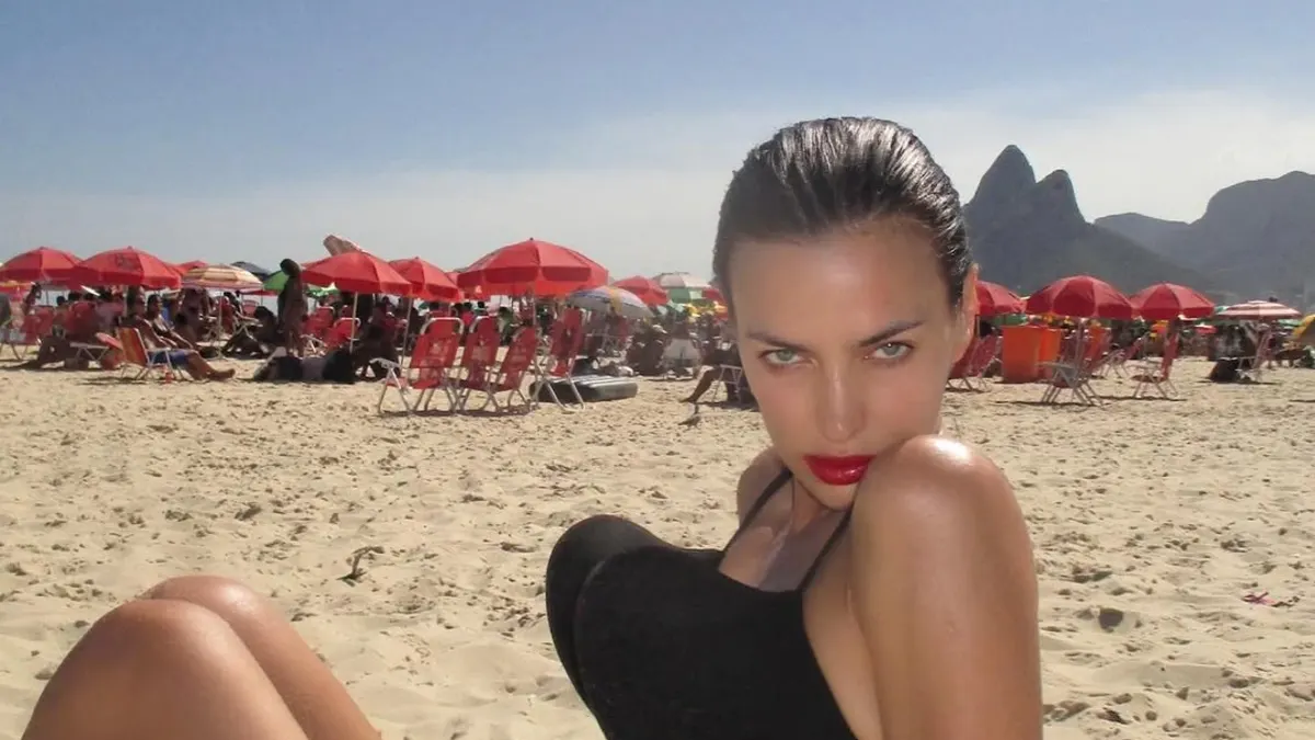 Irina Shayk im futuristischen BH
