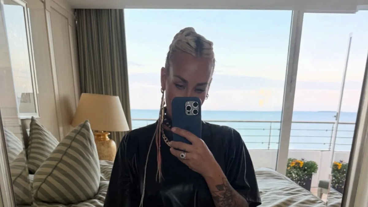 Sarah Connor posiert in hautenger Leggins auf ihrem Bett.