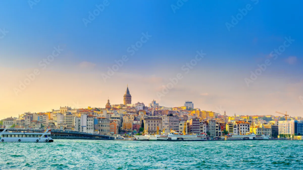 Panorama von Istanbul mit Blick auf den Galataturm, die Uferpromenade und Schiffe auf dem Bosporus