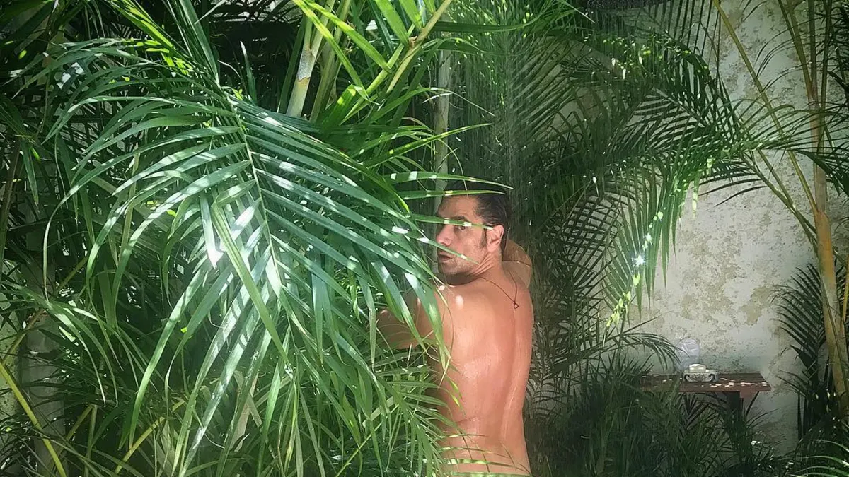 John Stamos zeigt seinen nackten Po auf instagram