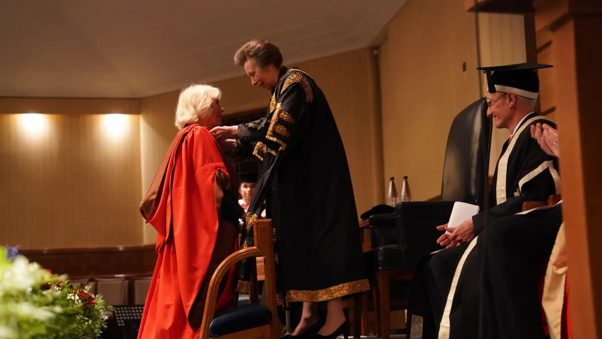 königin camilla prinzessin anne universität ehrendoktor