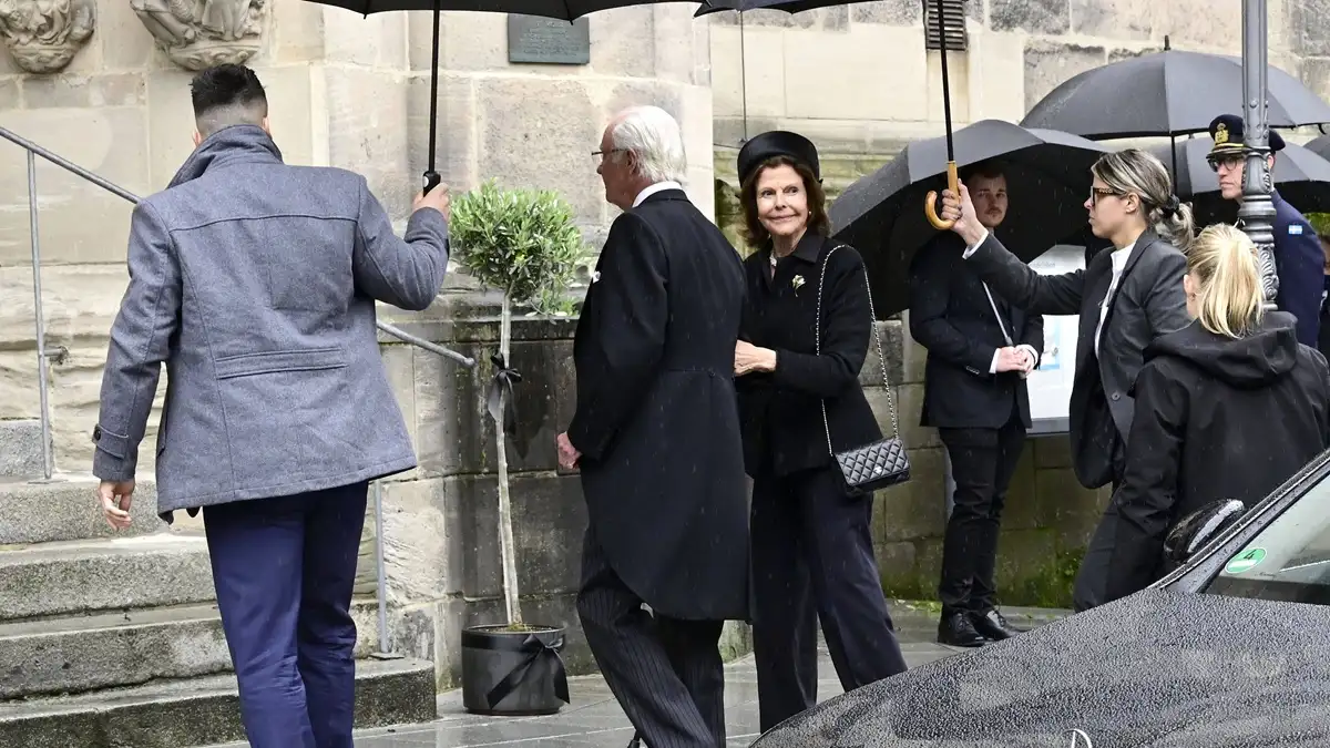 Die schwedischen Monarchen Königin Silvia und König Carl Gustaf XVI auf einer Beerdigung in Coburg