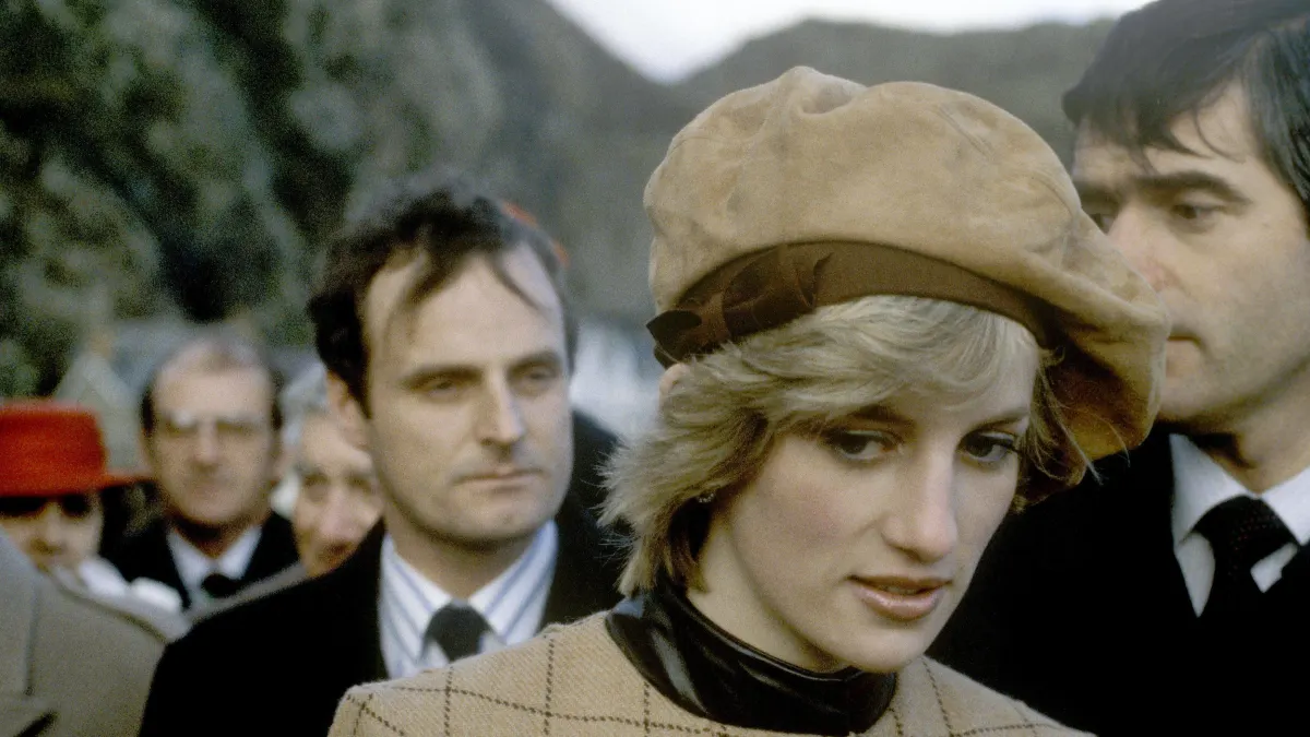 Lady Diana im stylischen Mantel