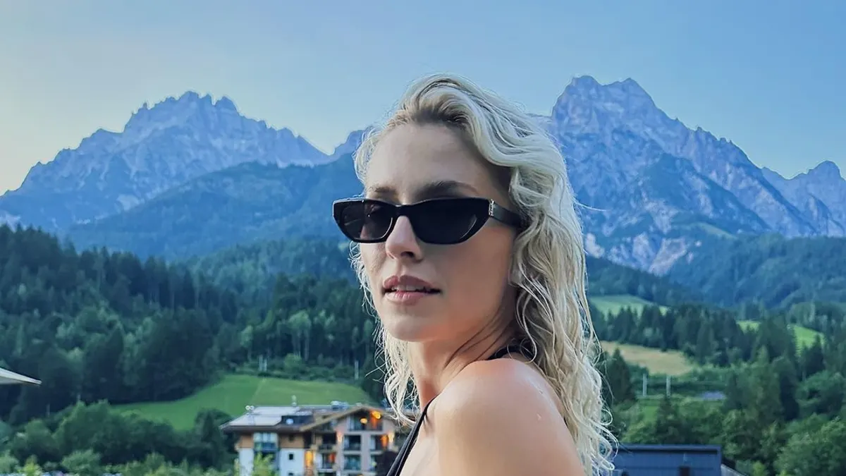 Lena Gercke mit Side-Boob im Pool