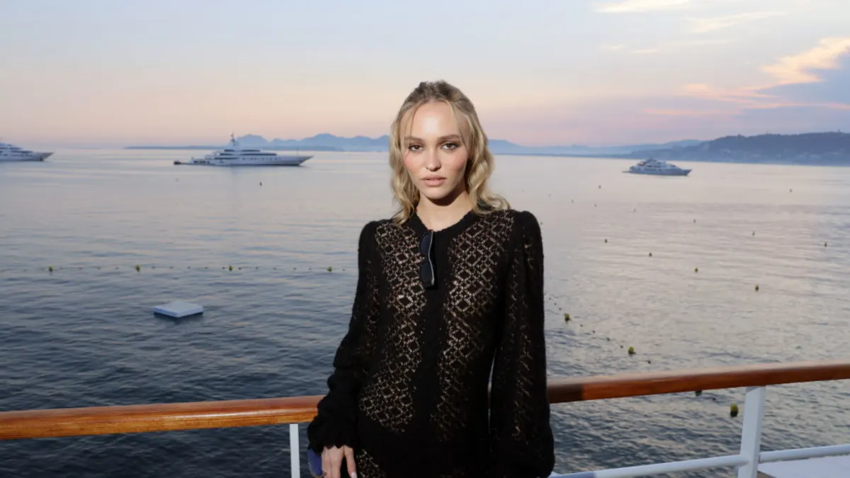Lily-Rose Depp cannes kleid dekollete