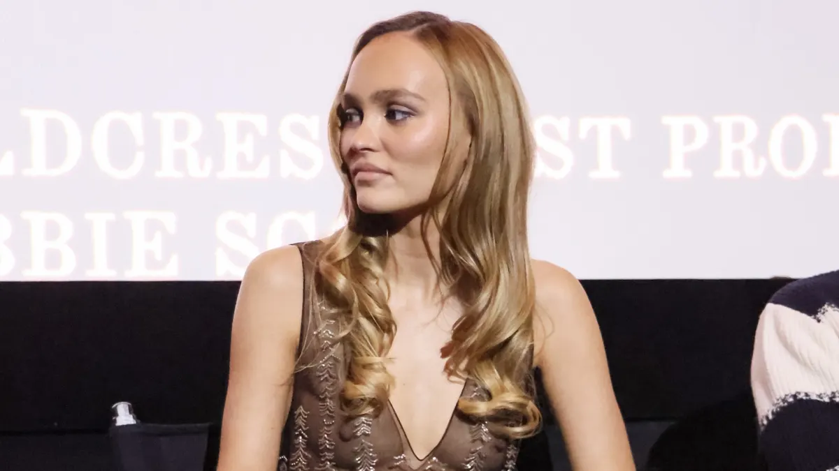 lily rose depp transparent kleid haut heiß