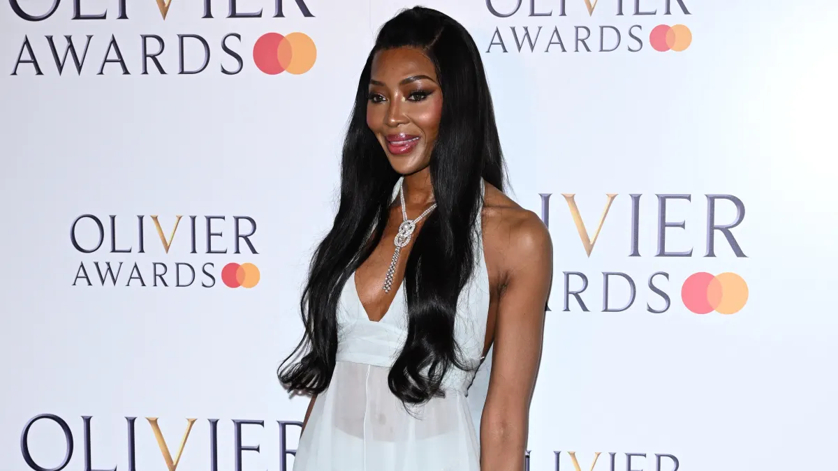 naomi campbell heiß freizügig kleid award