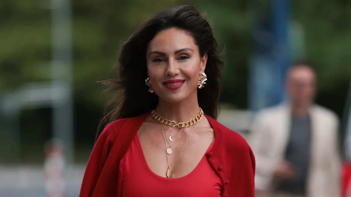 nazan eckes heiß freizügig haut bh kleid