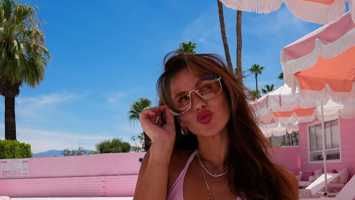 Sarah Engels genießt ein paar schöne Tage in Palm Springs am Pool