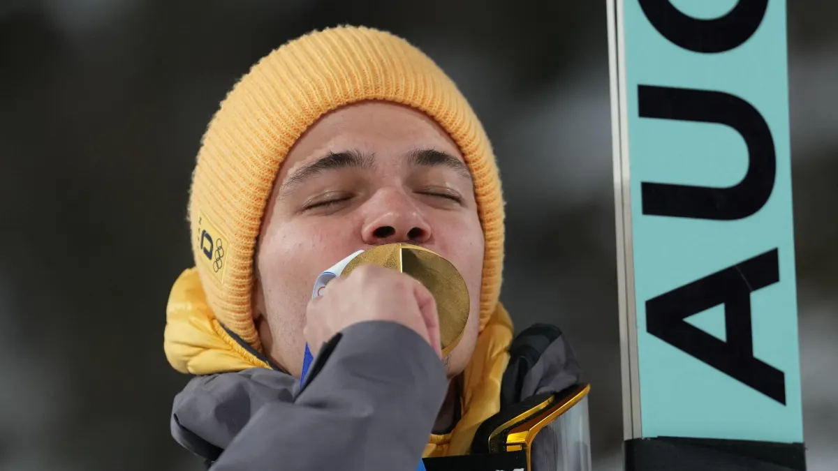 Philipp Raimund küsst seine Goldmedaille