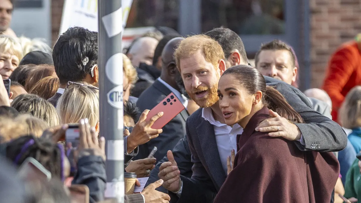 Prinz Harry legt seinen Arm schützend um Meghan.