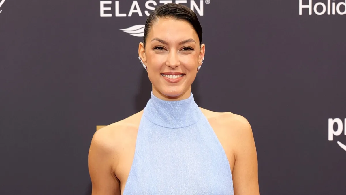 rebecca mir heiß sexy freizügig haut dusche hüllenlos