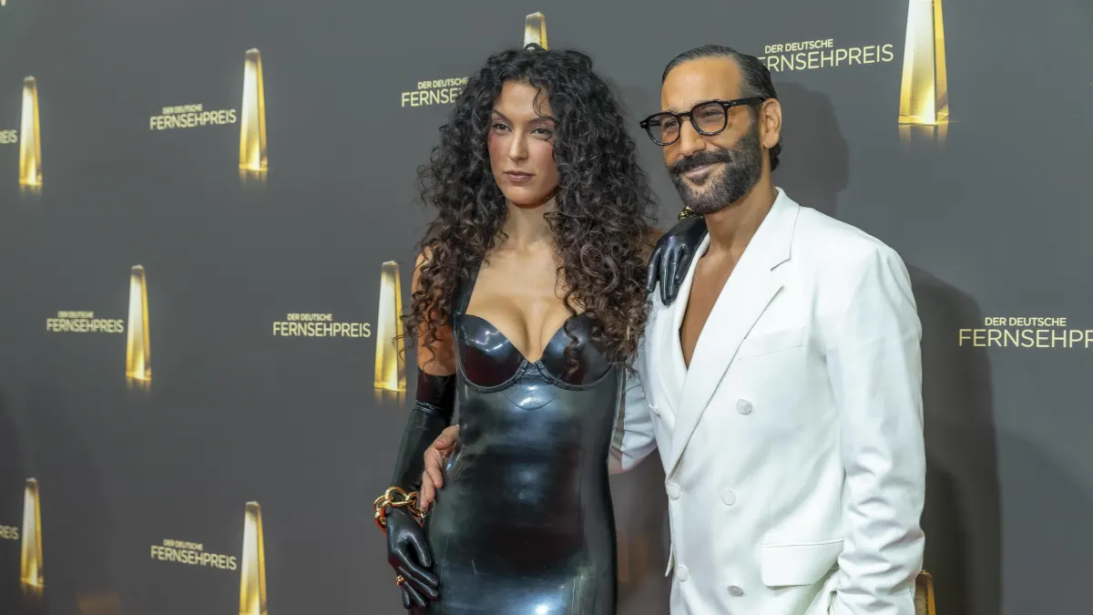 Rebecca Mir und Massimo Sinato beim Deutschen Fernsehpreis 2026.