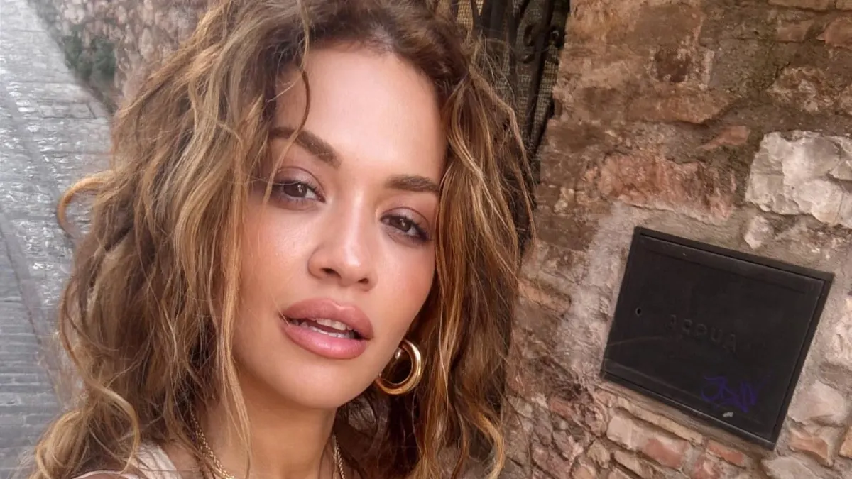 Rita Ora freizügig im Italien-Urlaub