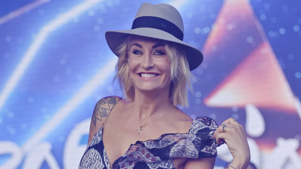 sarah connor heiß freizügig haut ausschnitt look