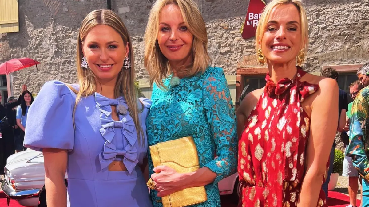 sarah schreiber susanne steiger lisa nüdling heiß sexy outfit look bares für rares