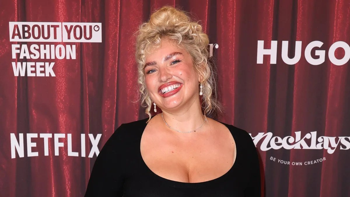 sarina nowak heiß freizügig transparent dessous kurven body