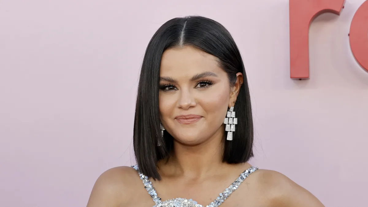 Selena Gomez ist Gastgeberin der ersten Benefizveranstaltung des Rare Impact Fund zur Unterstützung der psychischen Gesundheit von Jugendlichen