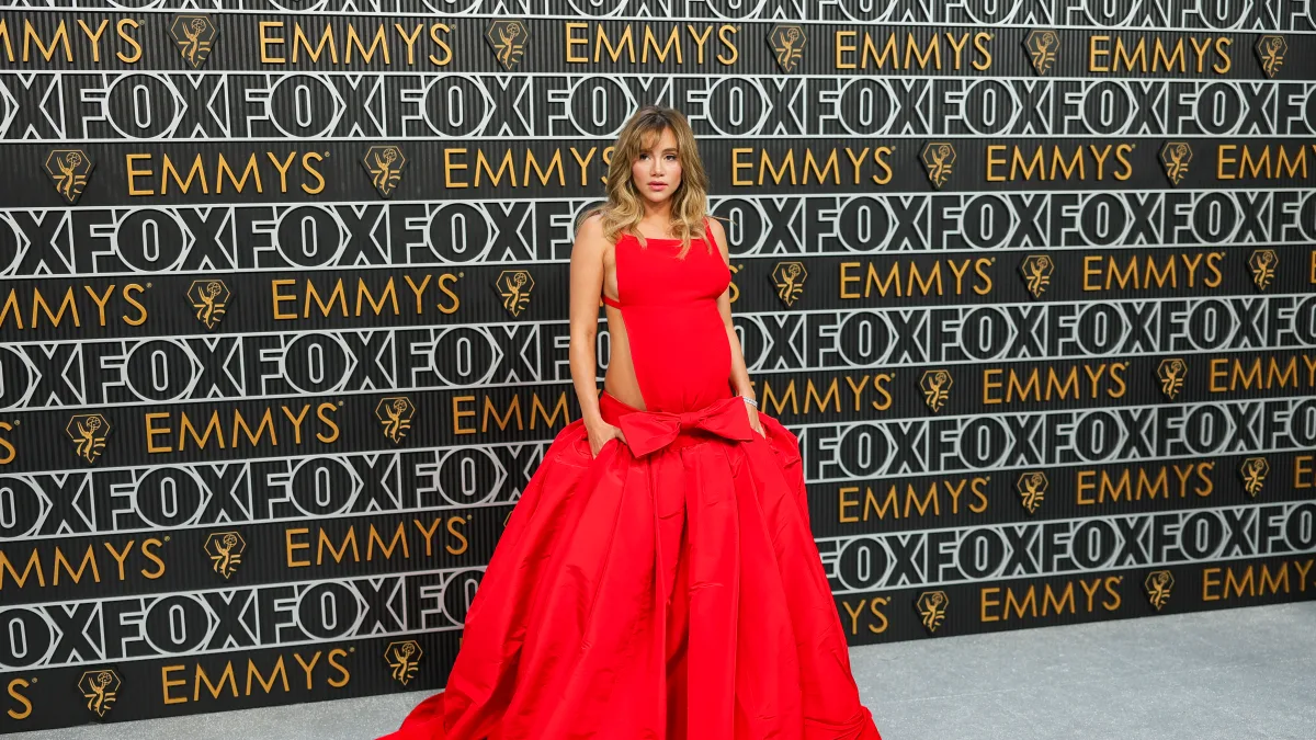 Suki Waterhouse zeigt Babybauch in Valentino-Kleid