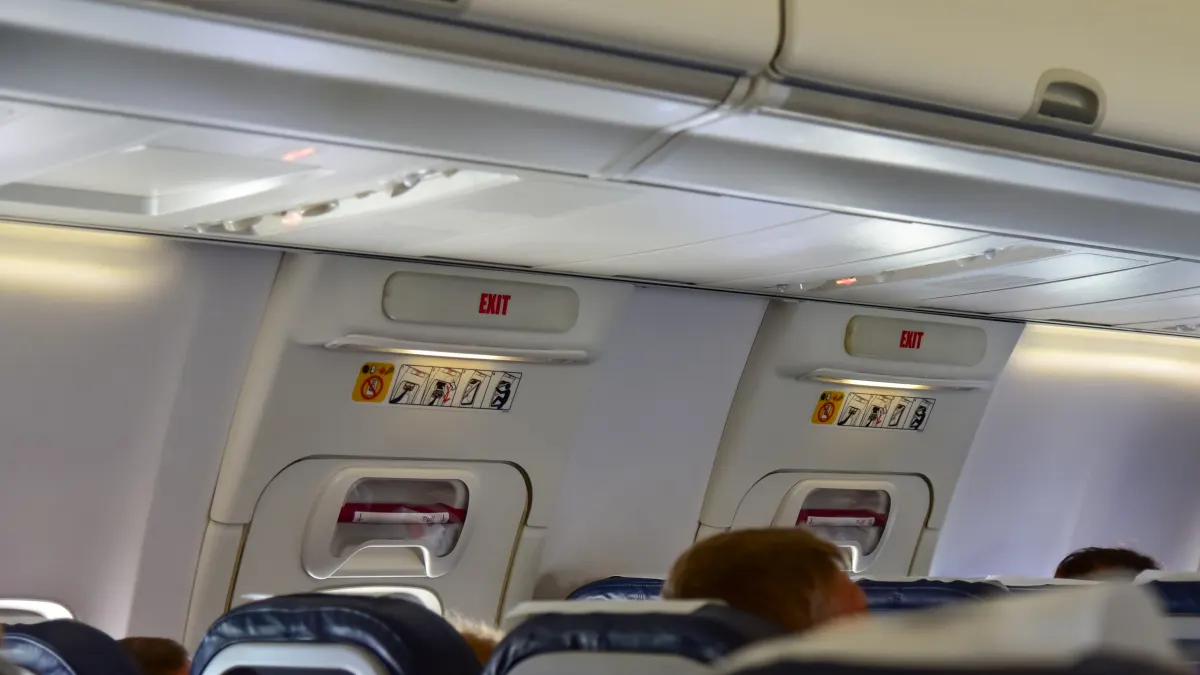 symbolbild flugzeug notausgang sitze flug