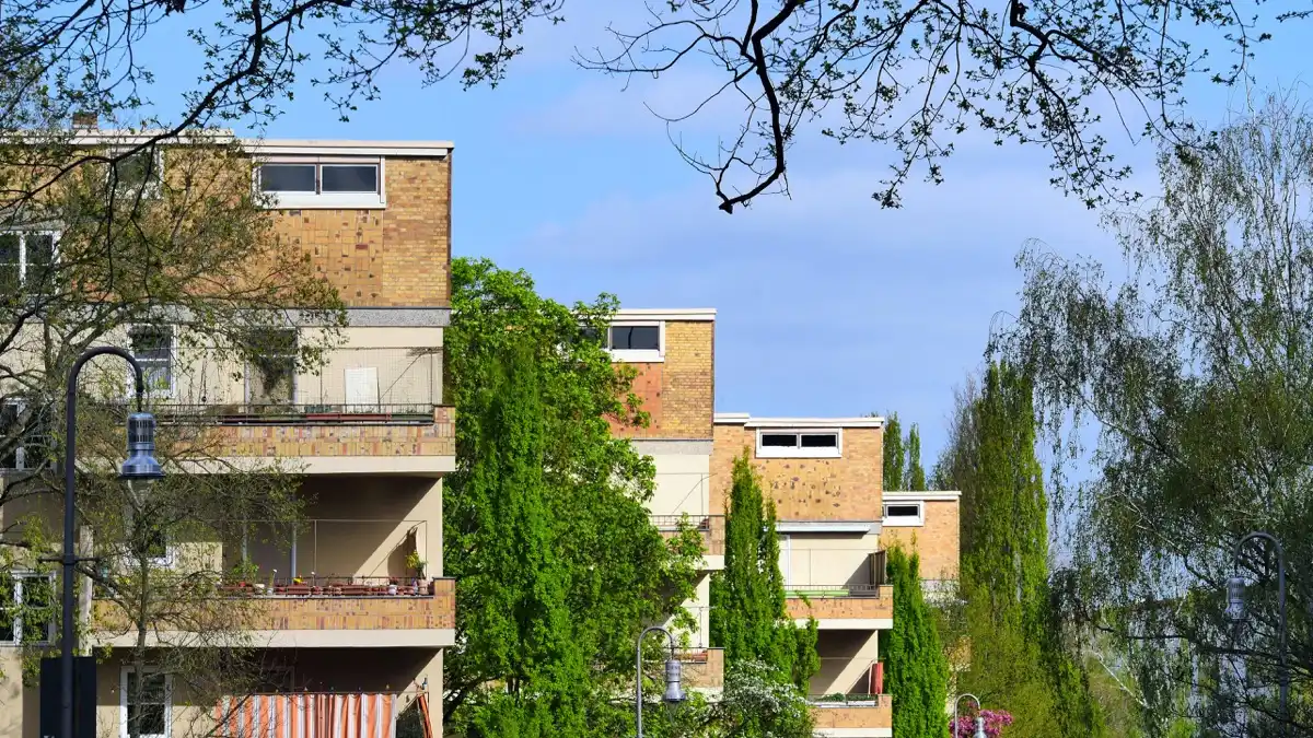 Mietwohnung als Kapitalanlage: Eine 15-Jahres-Rechnung zeigt, wie Kaufnebenkosten, Rücklagen und Verkaufspreis die echte Rendite bestimmen.