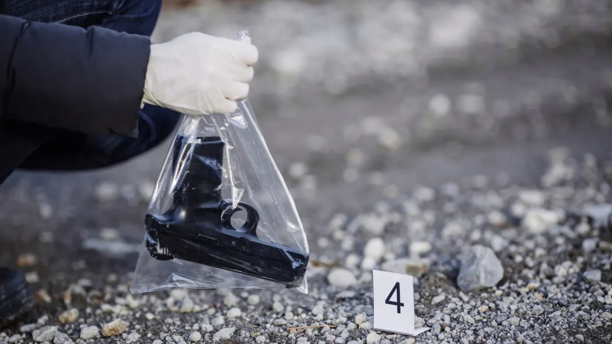 pistole waffe symbolbild tatort crime true crime