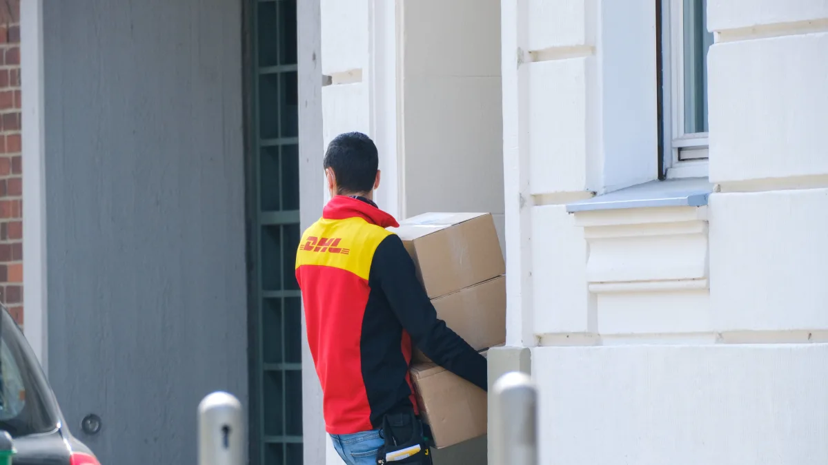 postbote symbolbild paketbote post