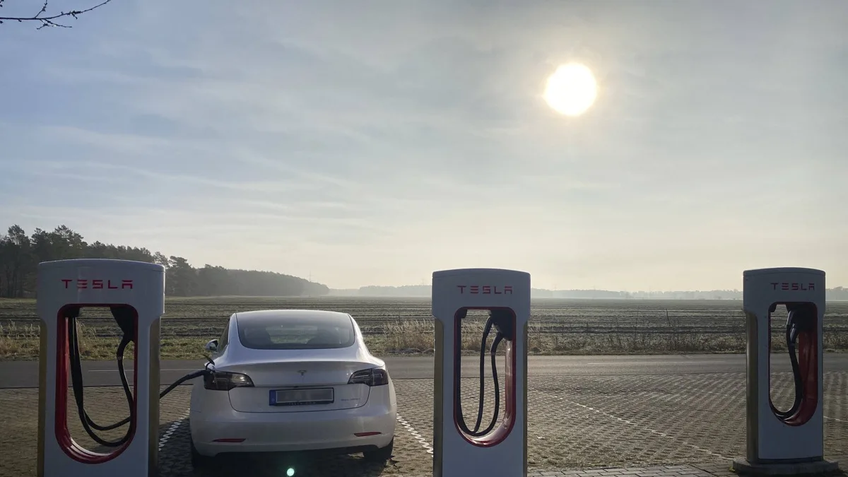 Tesla bringt das Model 3 Standard nach Deutschland
