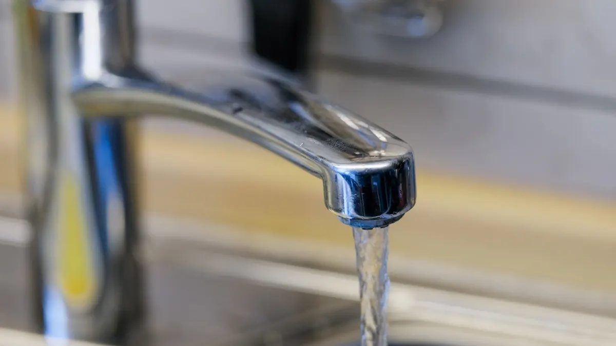 So entkalkt man den Wasserhahn blitzschnell