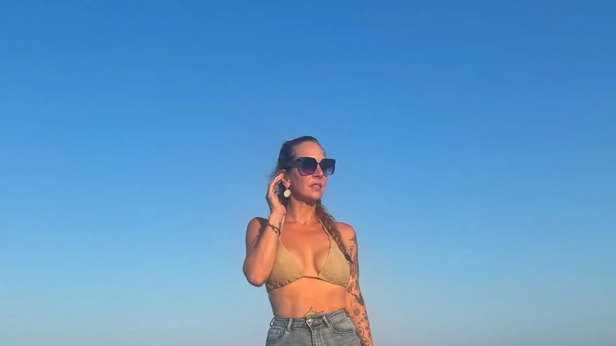 Danni Büchner in Hot-Pants und Bikini-Top