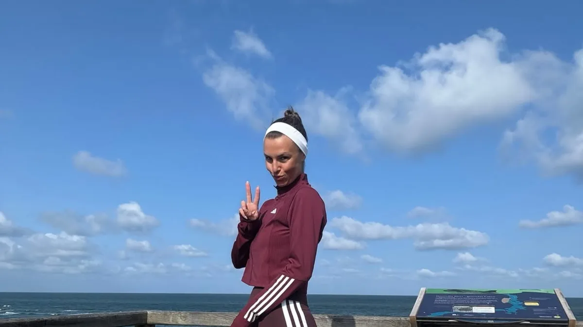 Laura Wontorra zeigt sich in knappen Sport-Shorts