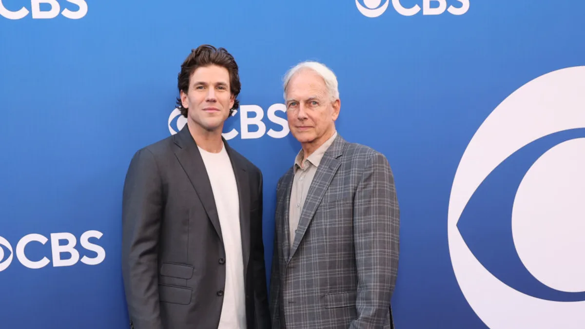 Austin Stowell und Mark Harmon