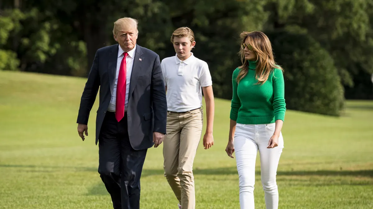 Donald Trump, Barron Trump und Melania Trump im August 2018