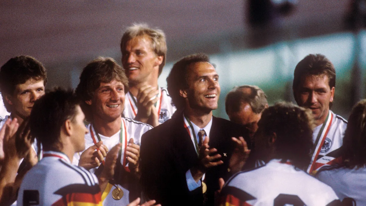 DFB-Teamchef Franz Beckenbauer im Kreise seiner Spieler, hinten v. li.: Andreas Möller, Frank Mill, Hans Pflügler und T