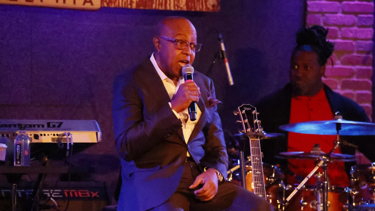 Peabo Bryson singt