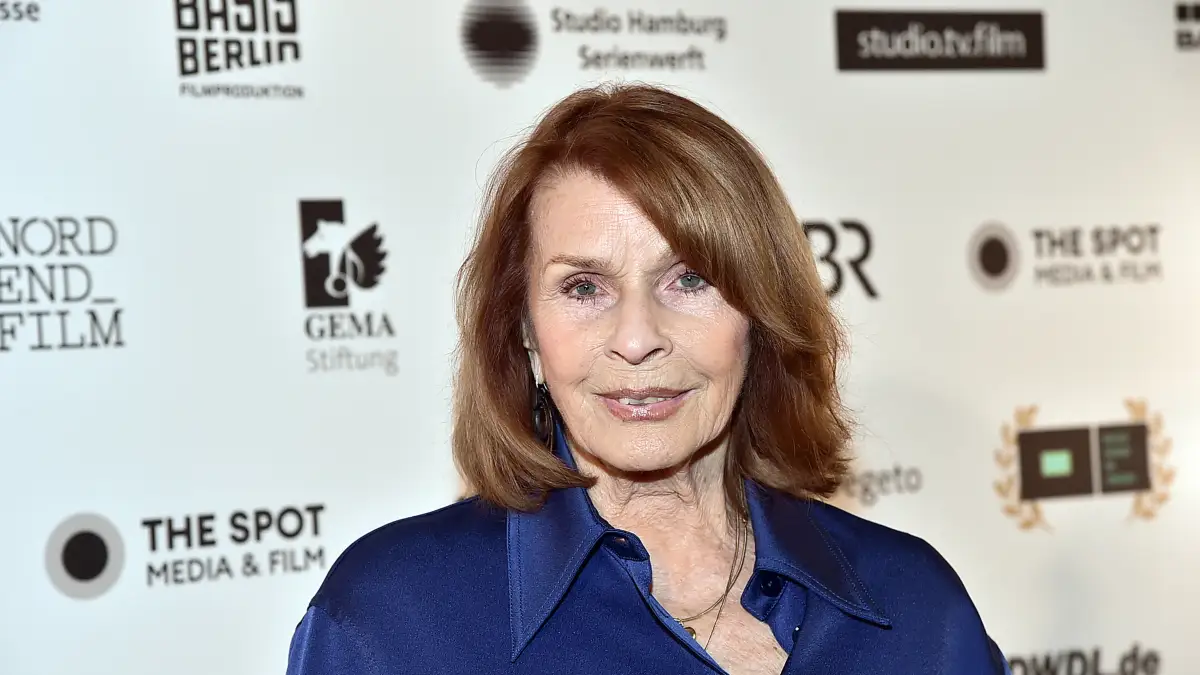 Senta Berger hat sich bei einem Sturz schwer verletzt.