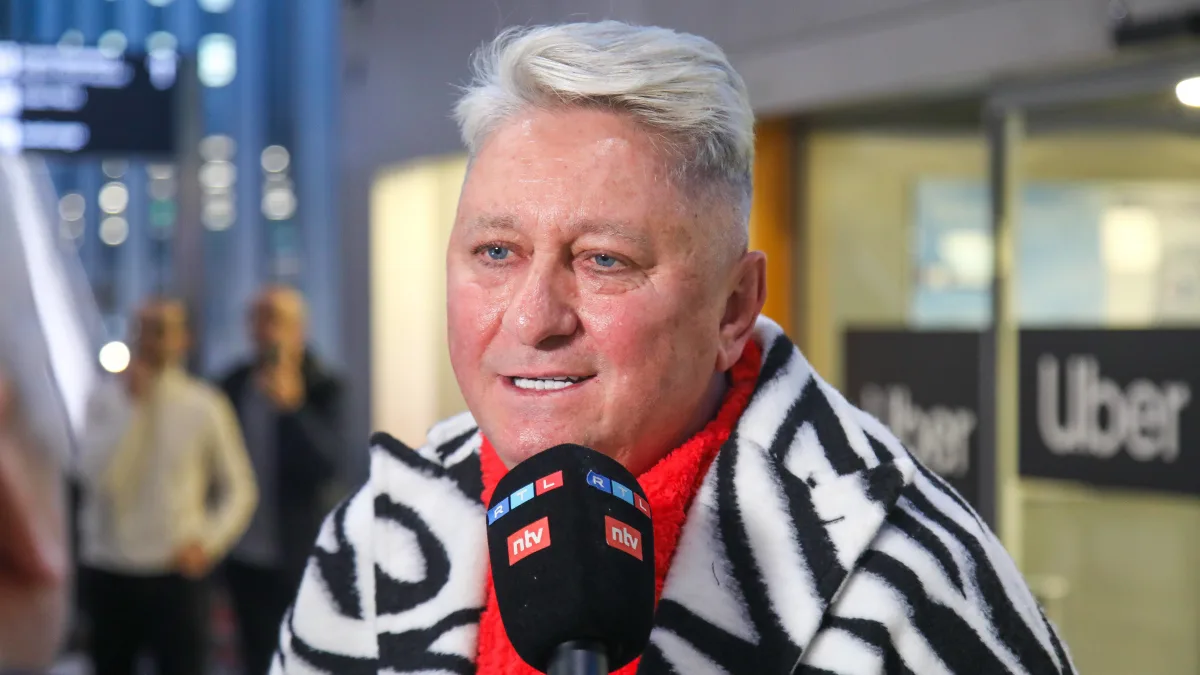 Hubert Fella kommt verletzt im Dschungelcamp an.