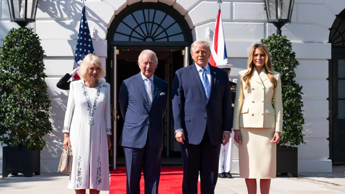 Donald und Melania Trump und König Charles III. mit Camilla